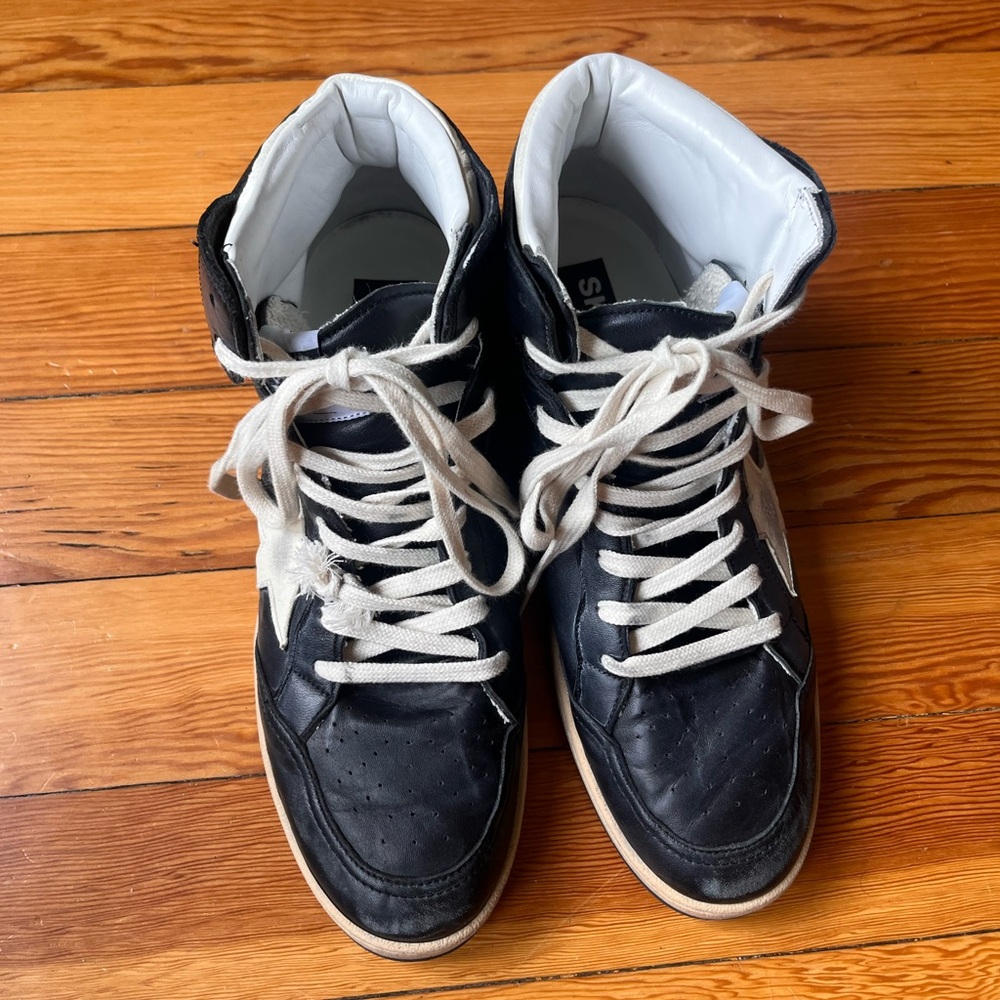 GOLDEN GOOSE
Sky-star High Top Sneaker In Black/white.
Size43